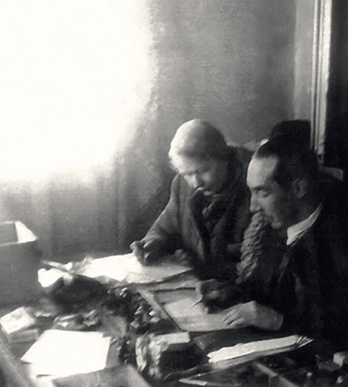 Stanisława Smoter i Michał Warakomski „legalizują” podczas okupacji dokumenty ewakuacyjne dla polskiej ludności (fot. z zasobu AIPN)