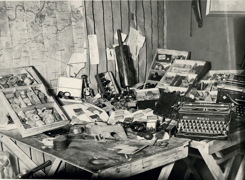 Wyposażenie wileńskiej komórki „legalizacyjnej”, m.in. maszyna do pisania z rosyjską i litewską czcionką, 1945 r. (fot. z zasobu AIPN)