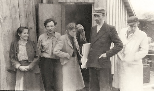 Pracownicy wileńskiej komórki legalizacyjnej; drugi od lewej Roman Pleskaczewski, drugi od prawej Romuald Warakomski, 1945 r. (fot. z zasobu AIPN)