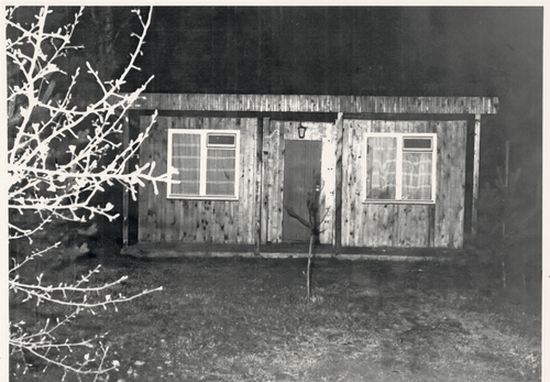 Zdjęcie domku letniskowego w Puszczykówku przy ul. Grochowej 3 wykonane przez funkcjonariuszy SB 18 kwietnia 1984 r. o godz. 1.30 (fot. z zasobu IPN)