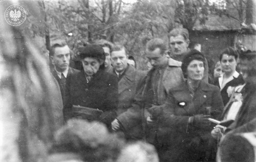 Pogrzeb Andrzeja Romockiego, ps. Andrzej Morro. Stoją od lewej: Witold Winnicki „Pik”, Jadwiga Romocka z domu Niklewicz (matka Andrzeja), Jan Mazurkiewicz „Radosław”, Jan Rodowicz „Anoda”, Stanisław Sieradzki „Świst”, Irena Niklewicz; Warszawa, 31 października 1945 r. (fot. z zasobu AIPN)