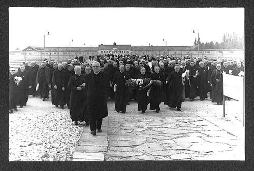 Księża „Dachauczycy” podczas pielgrzymki do KL Dachau w 1970 r. Fot. ze zbiorów Archiwum Państwowego w Lesznie (spóścizna po ks. prałacie Teodorze Korczu)