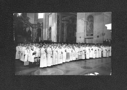 Księża „Dachauczycy” podczas pielgrzymki do Rzymu w 1970 r. Fot. ze zbiorów Archiwum Państwowego w Lesznie (spóścizna po ks. prałacie Teodorze Korczu)