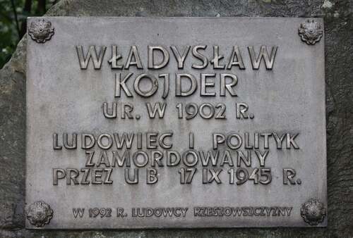 Pomnik upamiętniający miejsce odnalezienia zwłok Władysława Kojdra (obecnie Głogów Małopolski, ul. Rzeszowska, fot. Marcin Bukała)