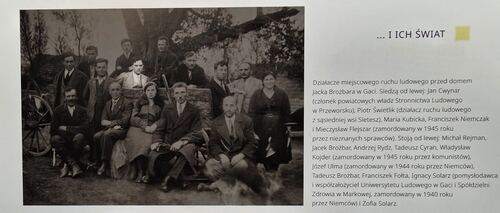 Władysław Kojder wśród lokalnych liderów ruchu ludowego. Fotografia pochodzi z wydanej staraniem IPN publikacji: Mateusz Szpytma, Sprawiedliwi i ich świat w fotografii Józefa Ulmy