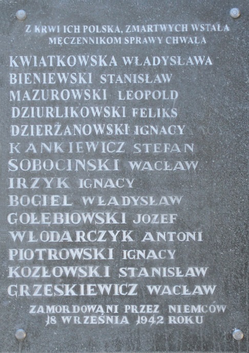 Tablica na pomniku w Rościszewie z nazwiskami powieszonych Polaków. Fot. Anna Wojnowska