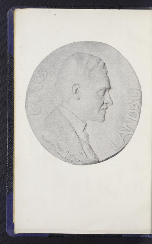 Fotografia rzeźby Kazimiery Heller-Małaczyńskiej, przedstawiającej Maksymiliana Landaua z czasów pracy nauczycielskiej w Brodach, umieszczona w zbiorze jego poezji