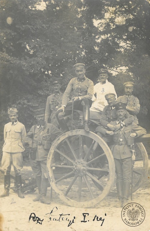 Maksymilian Landau (pierwszy z lewej) wśród oficerów 1. Pułku Artylerii Legionów Polskich (fot. z zasobu IPN, dar prywatny Andrzeja Czuka)