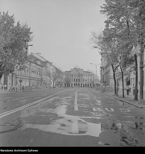 Perspektywa Krakowskiego Przedmieścia w Warszawie z widocznym w głębi Pałacem Staszica, będącym siedzibą Polskiej Akademii Nauk. Fotografia Lecha Zielaskowskiego z czasu I pielgrzymki papieża Jana Pawła II do Polski, 1979 r. (fot. ze zbiorów NAC)