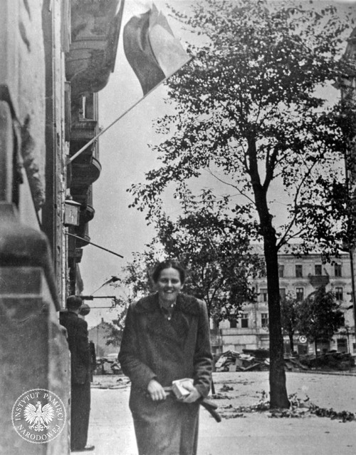 Zofia Domańska na tle barykady, zdjęcie z albumu Powstanie Warszawskie