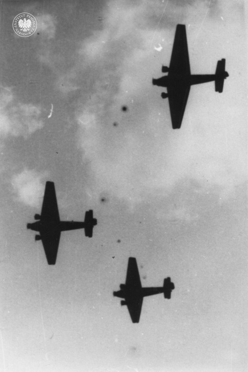 Samoloty niemieckie nad Warszawą. Widoczne trzy maszyny Junkers Ju 52/3m, najprawdopodobniej 25 września 1939 r. (fot. Edward Fikus, z zasobu AIPN)