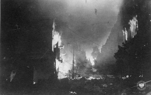 Płonąca Warszawa. Widoczny pożar budynków po obu stronach ulicy, najprawdopodobniej po niemieckim nalocie 25 września 1939 r. (fot. z zasobu AIPN)