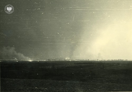 Siekierki i Augustówka po niemieckim bombardowaniu, najprawdopodobniej 25 września 1939 r. (fot. Antoni Snawadzki, z zasobu AIPN)