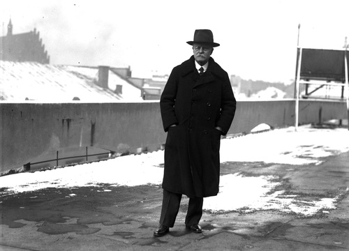 Andrzej Lubomirski na dachu Pałacu Prasy w Krakowie, 1934 r. (fot. ze zbiorów Narodowego Archiwum Cyfrowego)