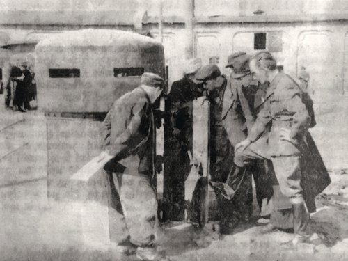 Członkowie Komisji Obywatelskiej podczas oględzin terenu poobozowego w Żabikowie, 24 marca 1945 roku