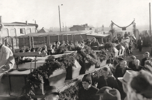 Wyjście pochodu żałobnego z obozu, 1945 rok