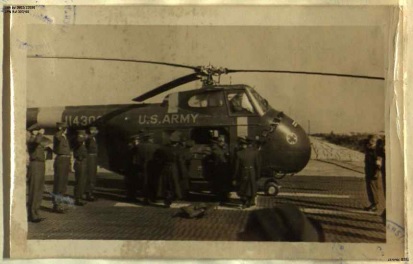 Przekazanie trumien ze zwłokami oficerów PRL przez wojsko USA misji polskiej do KNPN, listopad 1955 r. (fot. z zasobu IPN)