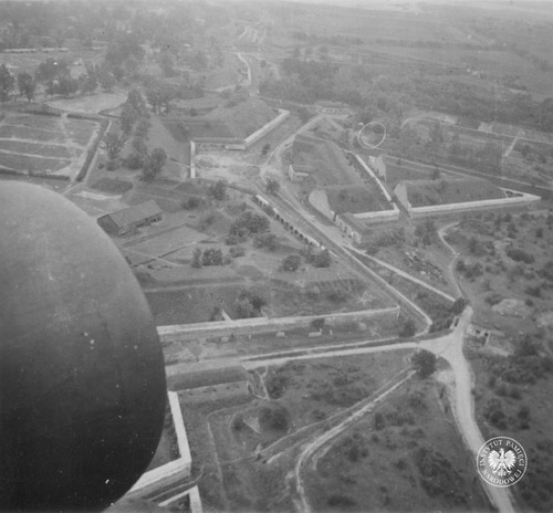 Fragment terenu twierdzy Modlin na przedpolu cytadeli – widok z samolotu niemieckiego. Wrzesień, 1939 r. (fot. Hugo Jäger, z zasobu AIPN)