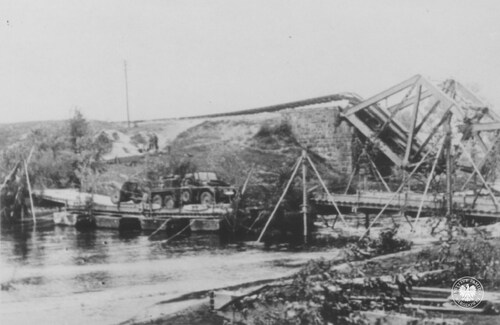 Oddziały niemieckie przeprawiają się przez Narew pod Modlinem po prowizorycznym moście wzniesionym przez saperów. Autor: Dahms (Propaganda-Kompanie). Zdjęcie ze zbioru kopii cyfrowych fotografii dokumentujących wydarzenia II wojny światowej, pozyskanego z Narodowej Agencji Archiwów i Nagrań w College Park w stanie Maryland w USA (fot. z zasobu AIPN)