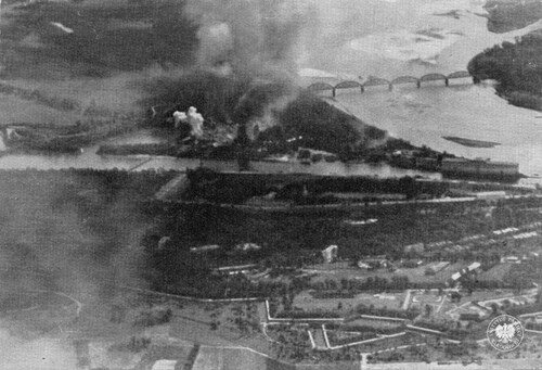 Eksplozja składów w twierdzy Modlin podczas bombardowania przez niemieckie lotnictwo – widok z samolotu od strony północnej. Wrzesień, 1939 r. (fot. z zasobu AIPN)