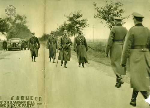 Dowódca obrony twierdzy w Modlinie, gen. bryg. Wiktor Thommée, idzie w towarzystwie kilku oficerów na spotkanie przedstawicieli dowództwa wojsk niemieckich oblegających twierdzę Modlin, 28 września 1939 r. (fot. z zasobu AIPN)