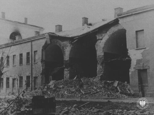 Fragment uszkodzonego przez wybuch bomby lotniczej skrzydła koszar cytadeli twierdzy Modlin, 29 września 1939 r. Autor: Dahms (Propaganda-Kompanie). Zdjęcie ze zbioru kopii cyfrowych fotografii dokumentujących wydarzenia II wojny światowej, pozyskanego z Narodowej Agencji Archiwów i Nagrań w College Park w stanie Maryland w USA (fot. z zasobu AIPN)