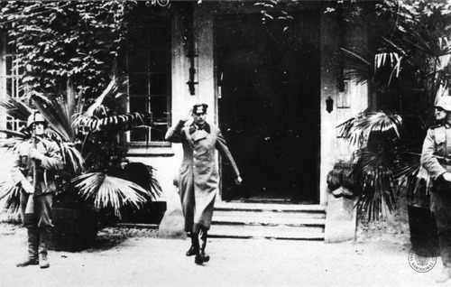 Dowódca niemieckiego II Korpusu Armijnego generał piechoty Adolf Strauss (pośrodku) opuszcza pałac w Jabłonnie po podpisaniu porozumienia o kapitulacji twierdzy Modlin, 29 września 1939 r. (fot. z zasobu AIPN)