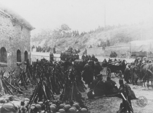 Żołnierze polscy z załogi twierdzy Modlin czekający po kapitulacji przed jednym z wejść do cytadeli przed udaniem się do niewoli – widok z bramy, 29 września 1939 r. Autor: Dahms (Propaganda-Kompanie). Zdjęcie ze zbioru kopii cyfrowych fotografii dokumentujących wydarzenia II wojny światowej, pozyskanego z Narodowej Agencji Archiwów i Nagrań w College Park w stanie Maryland w USA (fot. z zasobu AIPN)