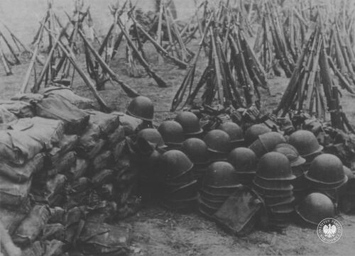 Broń załogi jednego z fortów twierdzy Modlin zgromadzona po kapitulacji, 29 września 1939 r. Autor: Dahms (Propaganda-Kompanie). Zdjęcie ze zbioru kopii cyfrowych fotografii dokumentujących wydarzenia II wojny światowej, pozyskanego z Narodowej Agencji Archiwów i Nagrań w College Park w stanie Maryland w USA (fot. z zasobu AIPN)