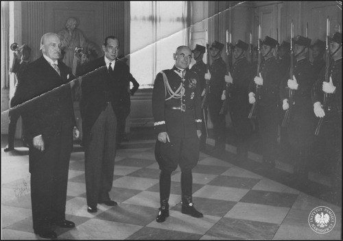 Kompania Zamkowa w Zamku Królewskim w Warszawie podczas powitania prezydenta RP Ignacego Mościckiego (z lewej) w towarzystwie ministra spraw zagranicznych Józefa Becka (pośrodku) i generalnego inspektora sił zbrojnych marsz. Edwarda Rydza-Śmigłego, 1939 r. (fot. Witold Pikiel, z zasobu AIPN)