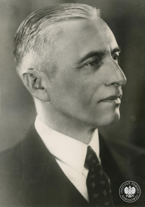 Prezydent Władysław Raczkiewicz. Podpis na odwrocie (w języku angielskim) głosi: „[…] wykonany ostatnio portret Władysława Raczkiewicza, byłego marszałka Senatu RP, zaprzysiężonego na prezydenta Polski w nowych władzach [RP] na uchodźstwie powołanych w Paryżu. […] 30 września 1939 r.” (fot. z zasobu AIPN)