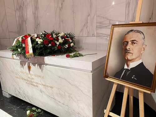 Sarkofag Władysława Raczkiewicza w Mauzoleum Prezydentów Rzeczypospolitej w Świątyni Opatrzności Bożej w Warszawie. 28 listopada 2022 r. (fot. Aleksander Dąbrowicz/Wikimedia Commons/CC BY-SA 4.0)