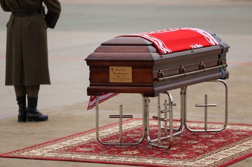 Trumna ze szczątkami Władysława Raczkiewicza podczas uroczystości powitania na lotnisku Okęcie w Warszawie przed uroczystym pogrzebem prezydentów RP. 12 listopada 2022 r. (fot. Mikołaj Bujak, IPN)