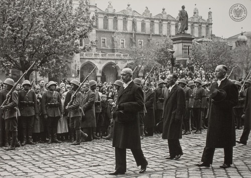 Przedstawiciele najwyższych władz RP w kondukcie pogrzebowym marsz. Józefa Piłsudskiego na Rynku Głównym w Krakowie. Na przedzie widoczny premier Walery Sławek, za nim marszałek sejmu Kazimierz Świtalski (po lewej) oraz marszałek senatu Władysław Raczkiewicz. 18 maja 1935 r. (fot. z zasobu AIPN)