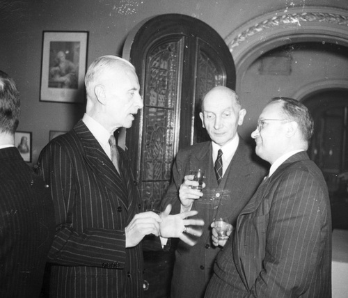 Prezydent RP Władysław Raczkiewicz i szef jego Kancelarii Cywilnej August Zaleski (przyszły następca Głowy Państwa) podczas rozmowy z Karolem Rozmarkiem, prezesem Kongresu Polonii Amerykańskiej. Londyn, 1945 r. (fot. ze zbiorów NAC)