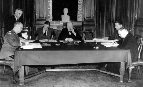 Podpisanie układu polsko-sowieckiego o nawiązaniu stosunków dyplomatycznych. Londyn, 30 lipca 1941 r. Za stołem siedzą od lewej: premier RP i Naczelny Wódz gen. Władysław Sikorski, minister spraw zagranicznych Wielkiej Brytanii Anthony Eden, premier Wielkiej Brytanii Winston Churchill, NN, ambasador ZSRS w Wielkiej Brytanii Iwan Majski. (fot. ze zbiorów NAC)