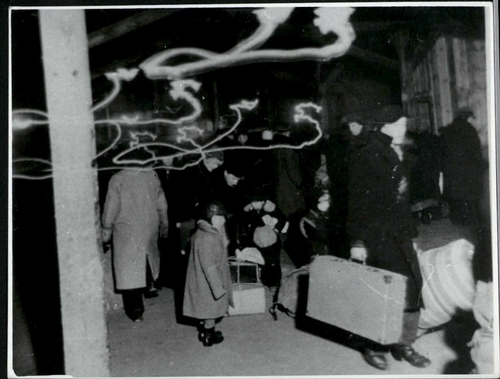 Przygotowanie do rewizji przybyłych więźniów (fot. z zasobu AIPN)