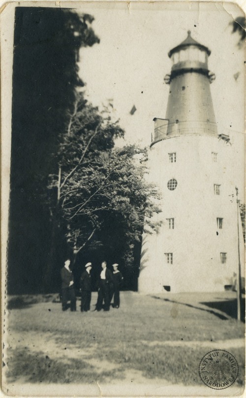 Marynarze Morskiego Dywizjonu Lotniczego przy latarni morskiej w Rozewiu, b.d. (fot. z zasobu AIPN)