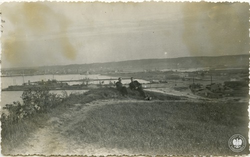 Panorama Gdyni widzianej z Kępy Oksywskiej. Z lewej strony widoczny jest, zacumowany w porcie wojennym, okręt ORP „Bałtyk”, b.d. ( fot. z zasobu AIPN)