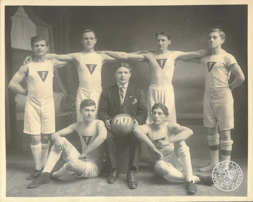 Drużyna koszykarska z sokolego gniazda nr 2 w Chicago, 1907 r. (fot. z zasobu AIPN)