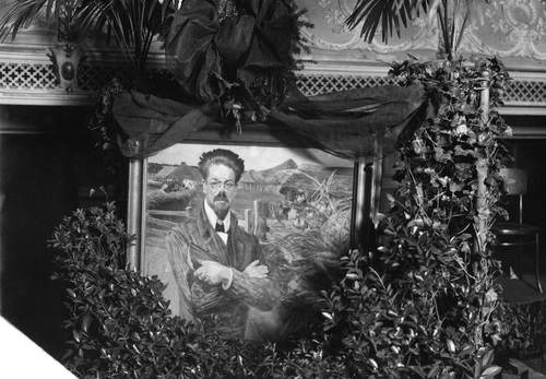 Dekoracja z portretem Władysława Reymonta podczas akademii ku czci Władysława Reymonta i Stefana Żeromskiego w sali Filharmonii w Warszawie, 19 grudnia 1925 r. (fot. z zasobu NAC)