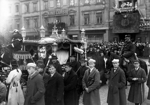 Pogrzeb Władysława Reymonta w Warszawie. Kondukt na ulicy Wierzbowej, 9 grudnia 1925 r. (fot. z zasobu NAC)