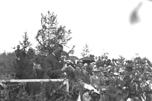 Przemówienie Wincentego Witosa podczas „Dożynek Reymontowskich” w Wierzchosławicach, sierpień 1925 r. (fot. z zasobu NAC)