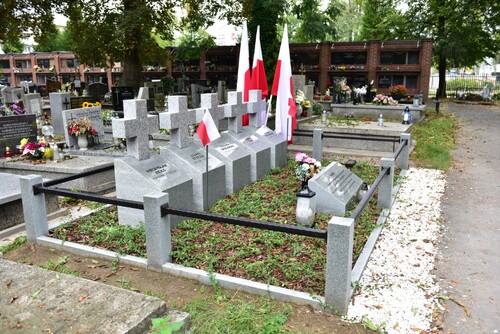 Poświęcenie nowych nagrobków na zbiorowej mogile uchodźców z Warszawy, 2024 r. (fot. Żaneta Wierzgacz, IPN)