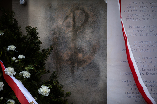 Znak Polski Walczącej z czasów II wojny światowej na ścianie gmachu Najwyższej Izby Kontroli w Warszawie przy ul Filtrowej 57. Uroczystość okolicznościowa – Warszawa, 20 marca 2023 r. (fot. S. Kasper, IPN)
