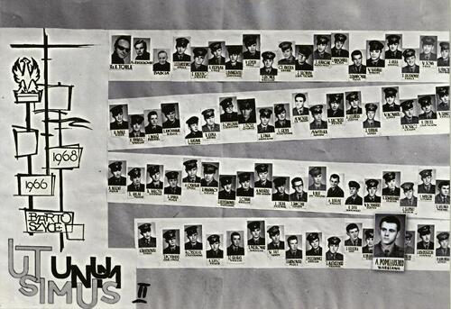 Pamiątkowe tableau alumnów-żołnierzy 54. SBRT w Bartoszycach służących w latach 1966–1968 (zbiory parafii Św. Jana Ewangelisty i Matki Boskiej Częstochowskiej w Bartoszycach)