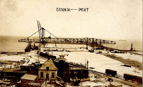 Budowa pierwszego nabrzeża, zwanego szwedzkim, w zewnętrznym basenie portowym przewidzianym do eksportu węgla, zdjęcie z około 1924 roku.