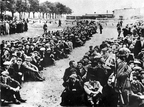 Osoby aresztowane w Gdyni oczekujące na przeprowadzenie do obozu przejściowego w Gdyni Grabówku, wrzesień 1939 r.