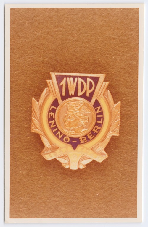 Odznaka Kościuszkowska Lenino–Berlin 1943–1945, ustanowiona w 1946 r., przyznawana żołnierzom 1. Warszawskiej Dywizji Piechoty im. Tadeusza Kościuszki (człon „Warszawska” dodano do jej nazwy w 1945 r.) podczas II wojny światowej biorącym udział w walkach na froncie wschodnim. Fot. z zasobu IPN