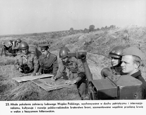 Żołnierze polscy i sowieccy podczas wspólnych ćwiczeń na poligonie – zdjęcie wraz z propagandowym podpisem dotyczącym polsko-sowieckiego braterstwa broni, umieszczone na planszy przygotowanej prawdopodobnie na wystawę MSW lub do publikacji wojskowych, b.d. Fot. z zasobu IPN